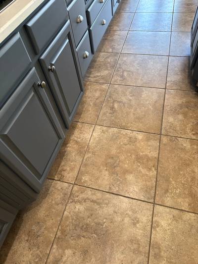 Kitchen/BOH floors free of grease & water (mats in place)?